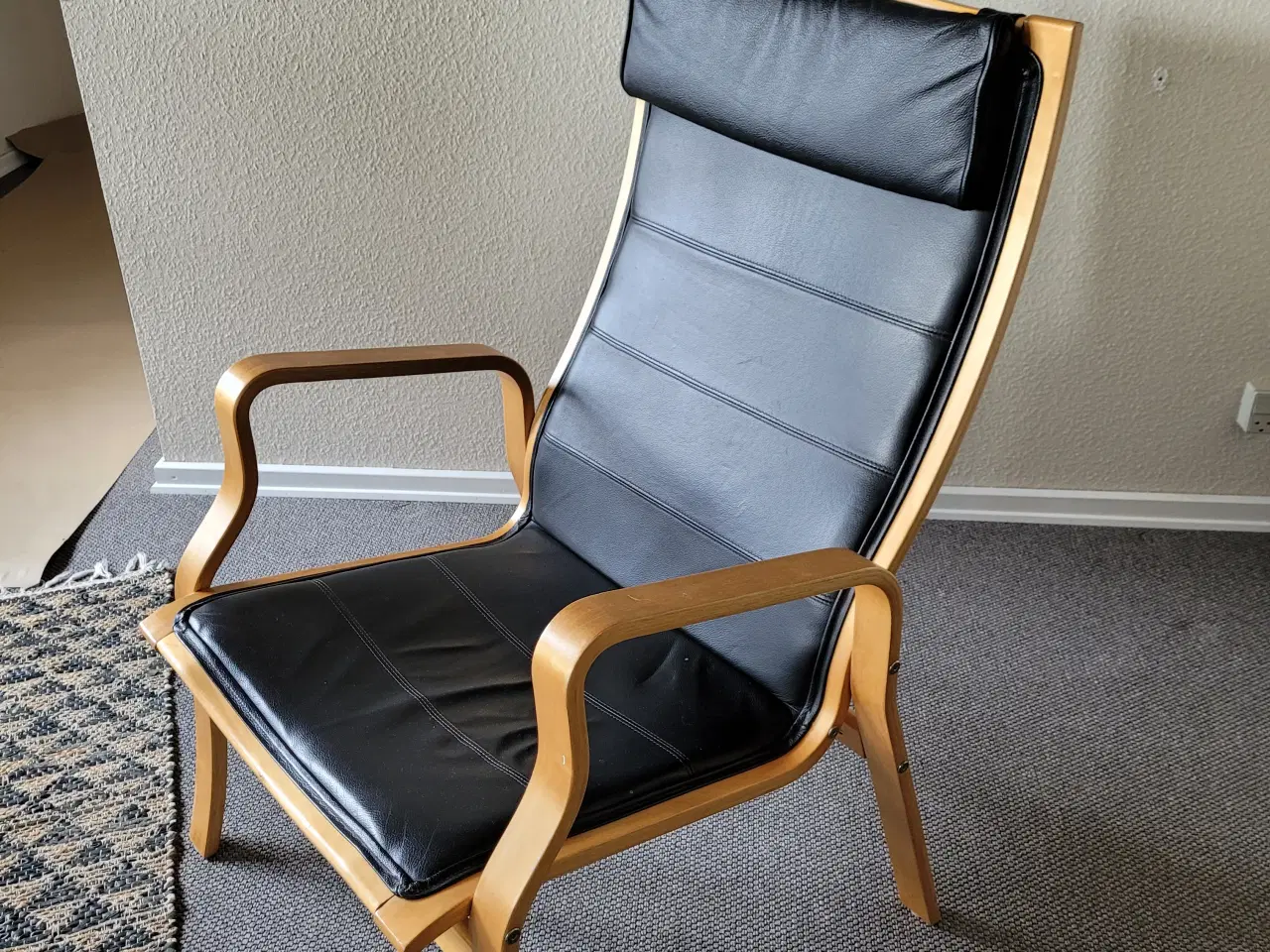 Billede 4 - Lænestol i sort læderlook, med bøgemeder