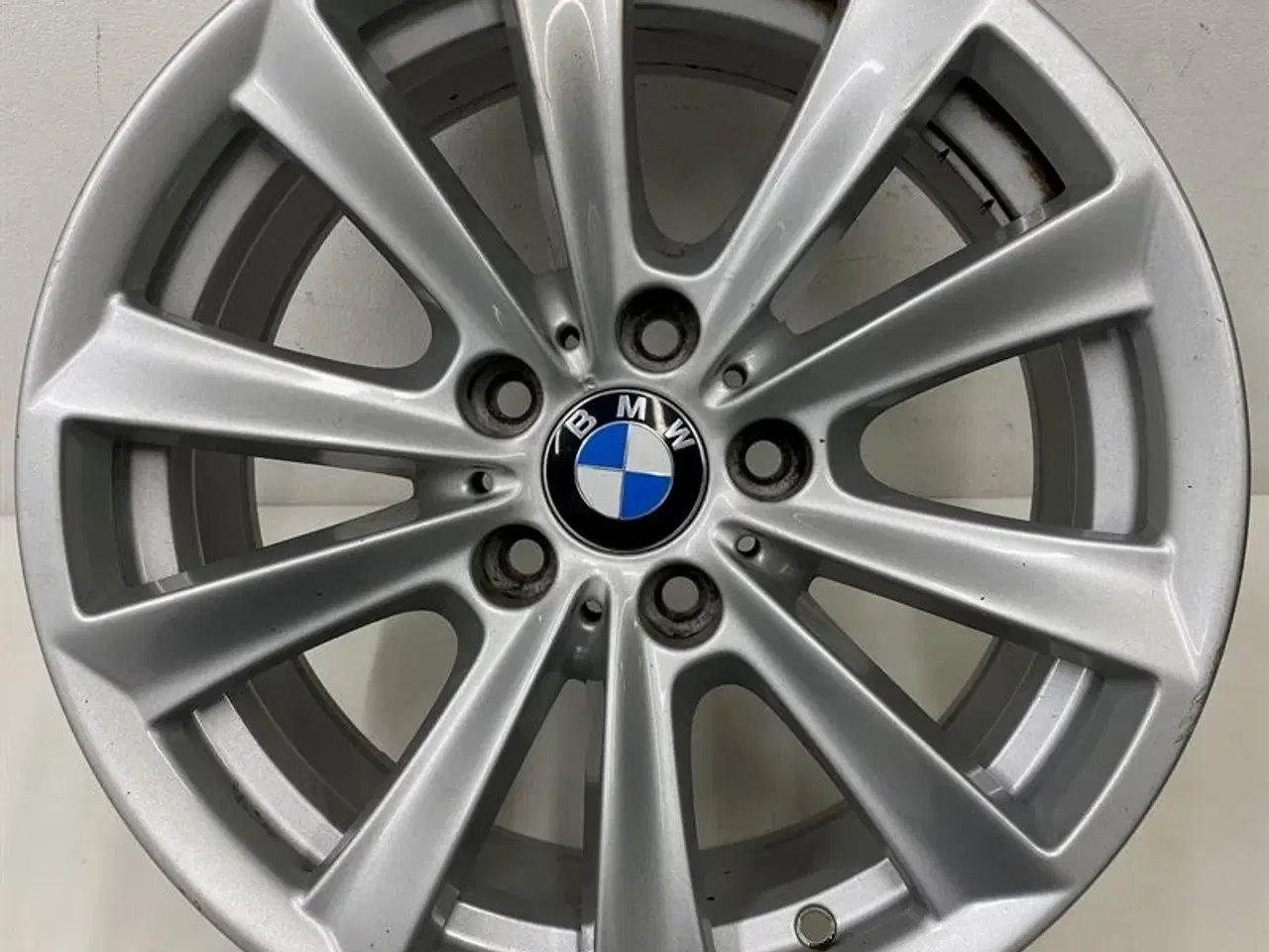 Billede 2 - 17" Org. BMW alufælge uden dæk "V speiche 236" A64497 BMW E90 E91 E92 E93 E90LCI E91LCI E92LCI E93LCI F10 F11 F12 F13 F06 GC F10 LCI F11 LCI F06 GC L