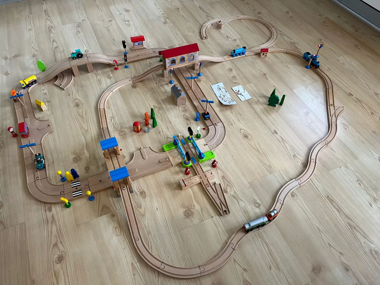 Billede 1 - Kæmpe tog- og bilbane i træ