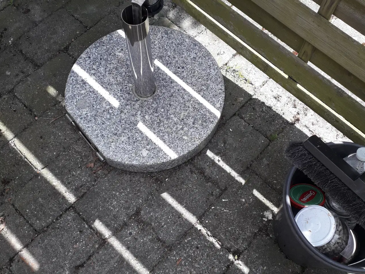 Billede 2 - Havebord stor parasol med fod. 