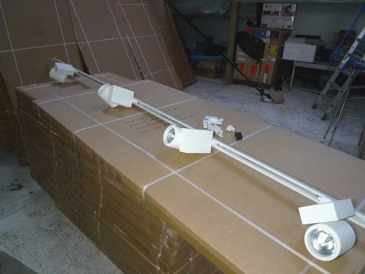 Billede 1 - 230V lysskinne 300cm hvid m/4 stk. lamper + monteringstilbehør