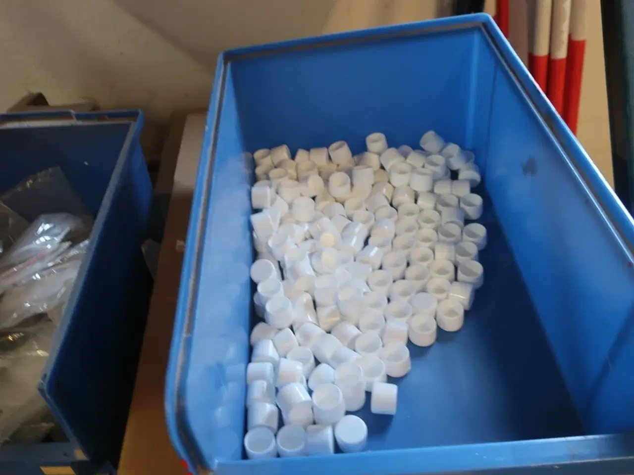 Billede 9 - Reol med div. Bolte m.m.