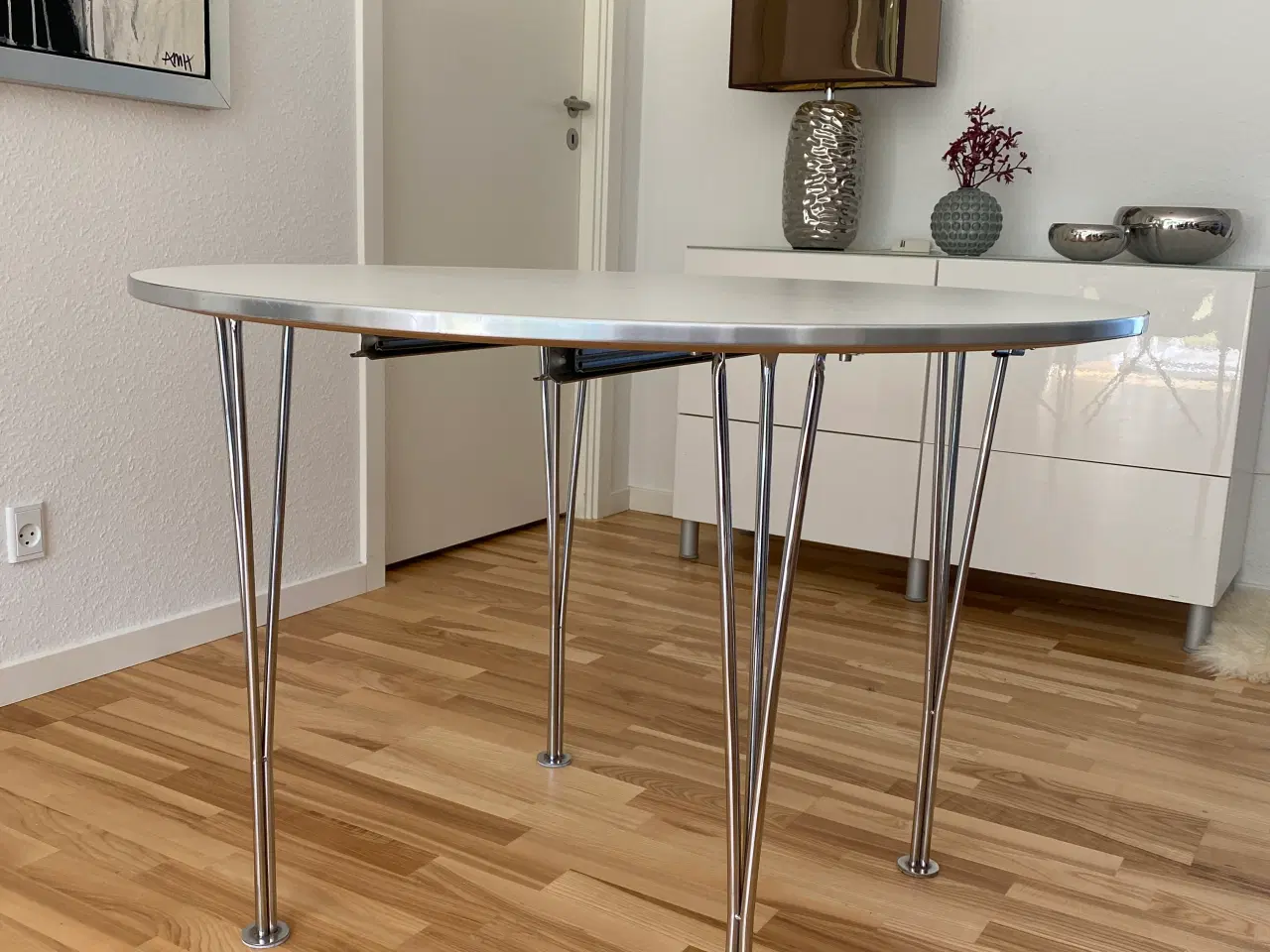 Billede 2 - Rundt hvidt spisebord 