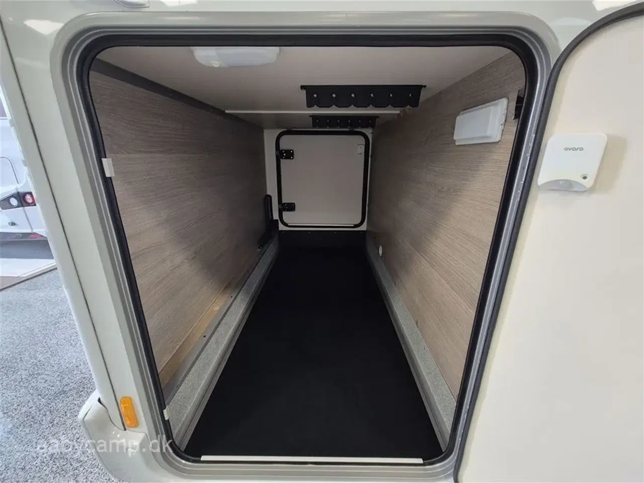 Billede 26 - 2023 - Bürstner Lineo T690 G   Automatgear. solcelle. 2x batterier. inverter. maxfann. Fyldegas. kompressor køleskab. Avara alarm system. anhængertræk. elektrisk indgangstrin.