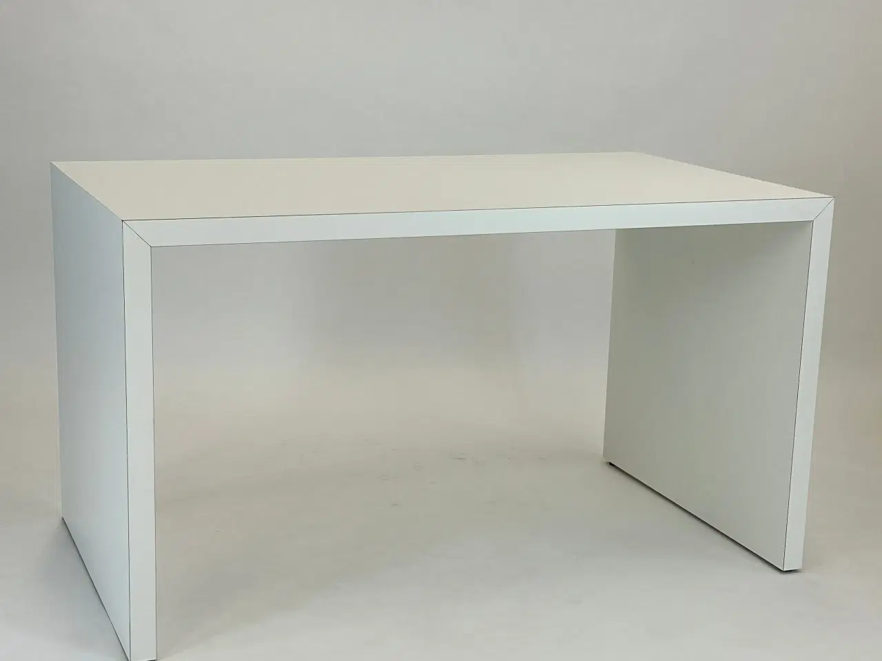 Billede 1 - Hvidt Mødebord fra Magnus Olesen