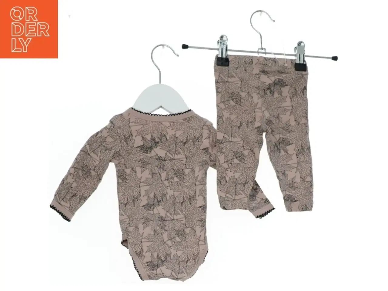 Billede 2 - Baby sæt med body og bukser med bladprint fra Petit (str. 62)