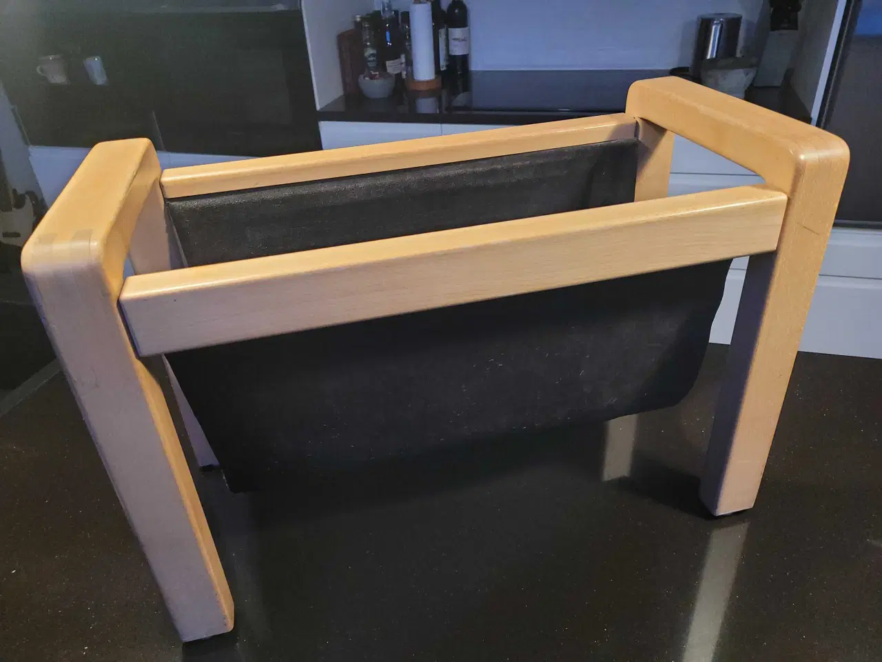 Billede 1 - Magasinholder i bøg og ruskind