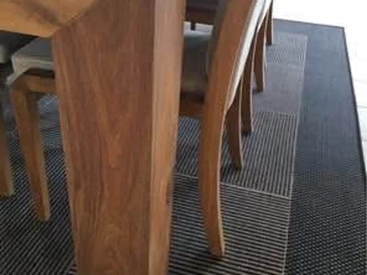 Billede 3 - Spisebord i udsøgt kvalitet med stole