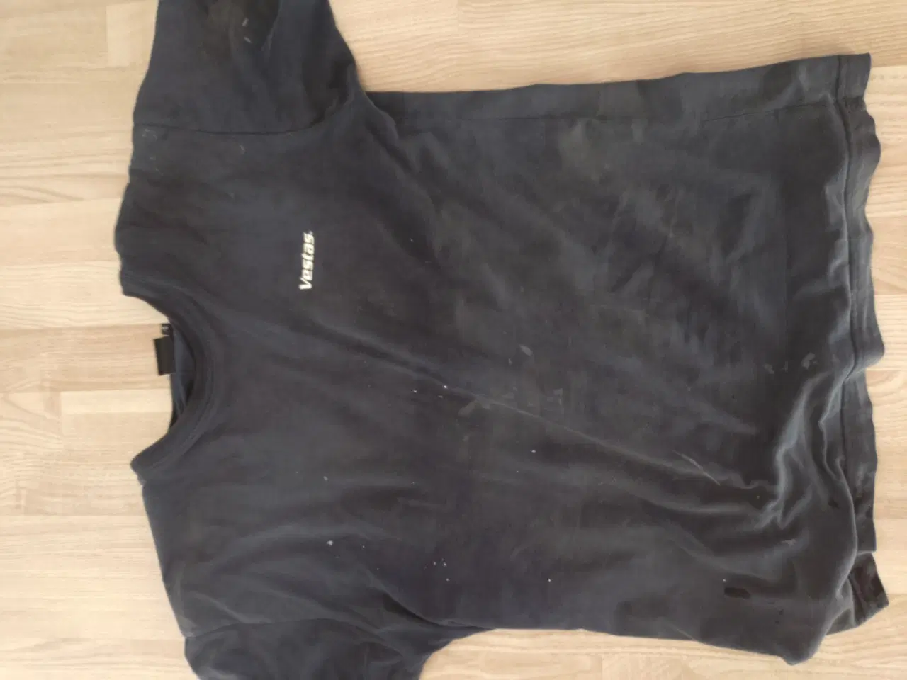 Billede 1 - KØBES: 2 brugte Vestas T-shirts - 75  kr/stk