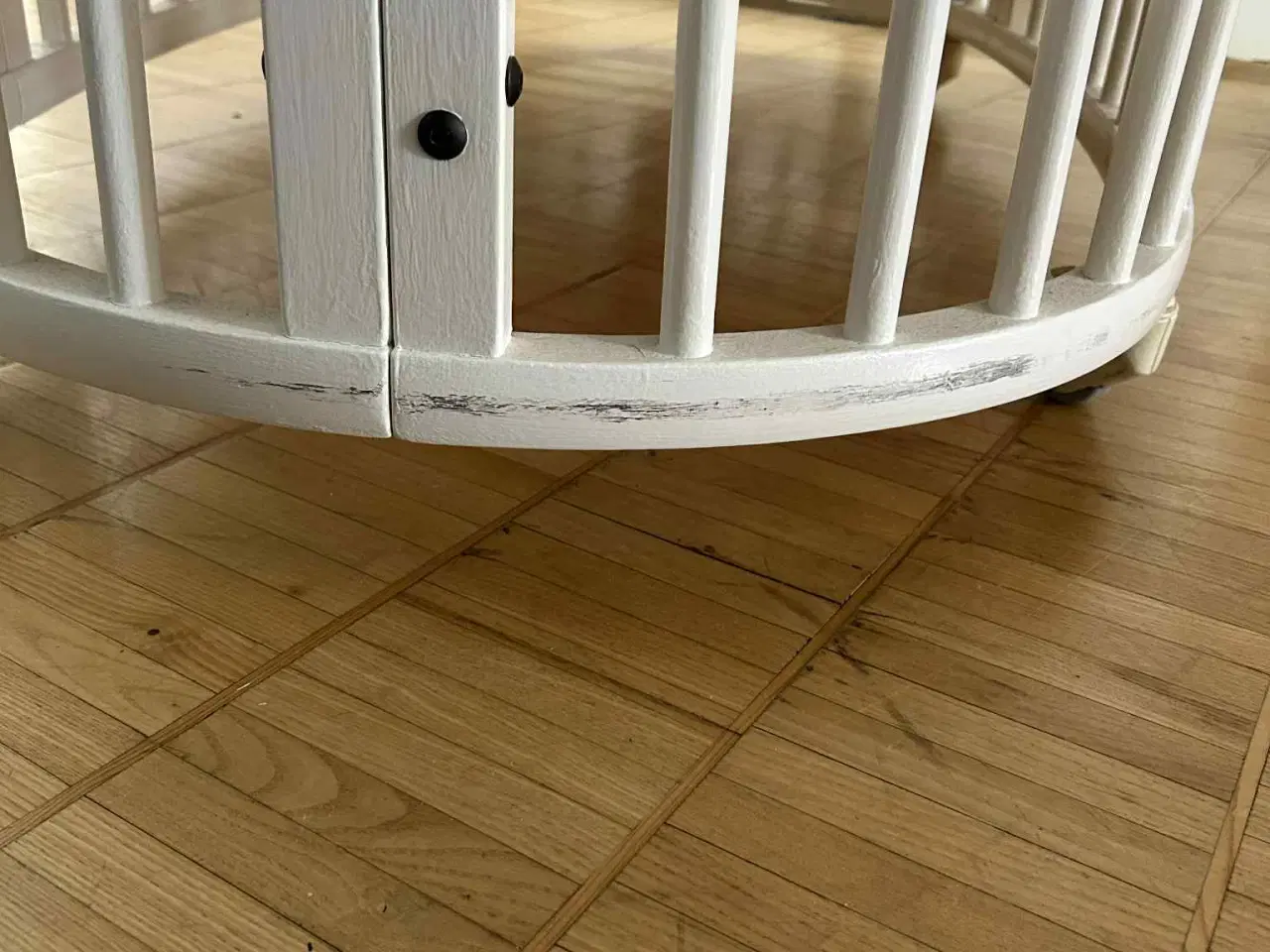 Billede 5 - Stokke tremmeseng - med madras og sengerand