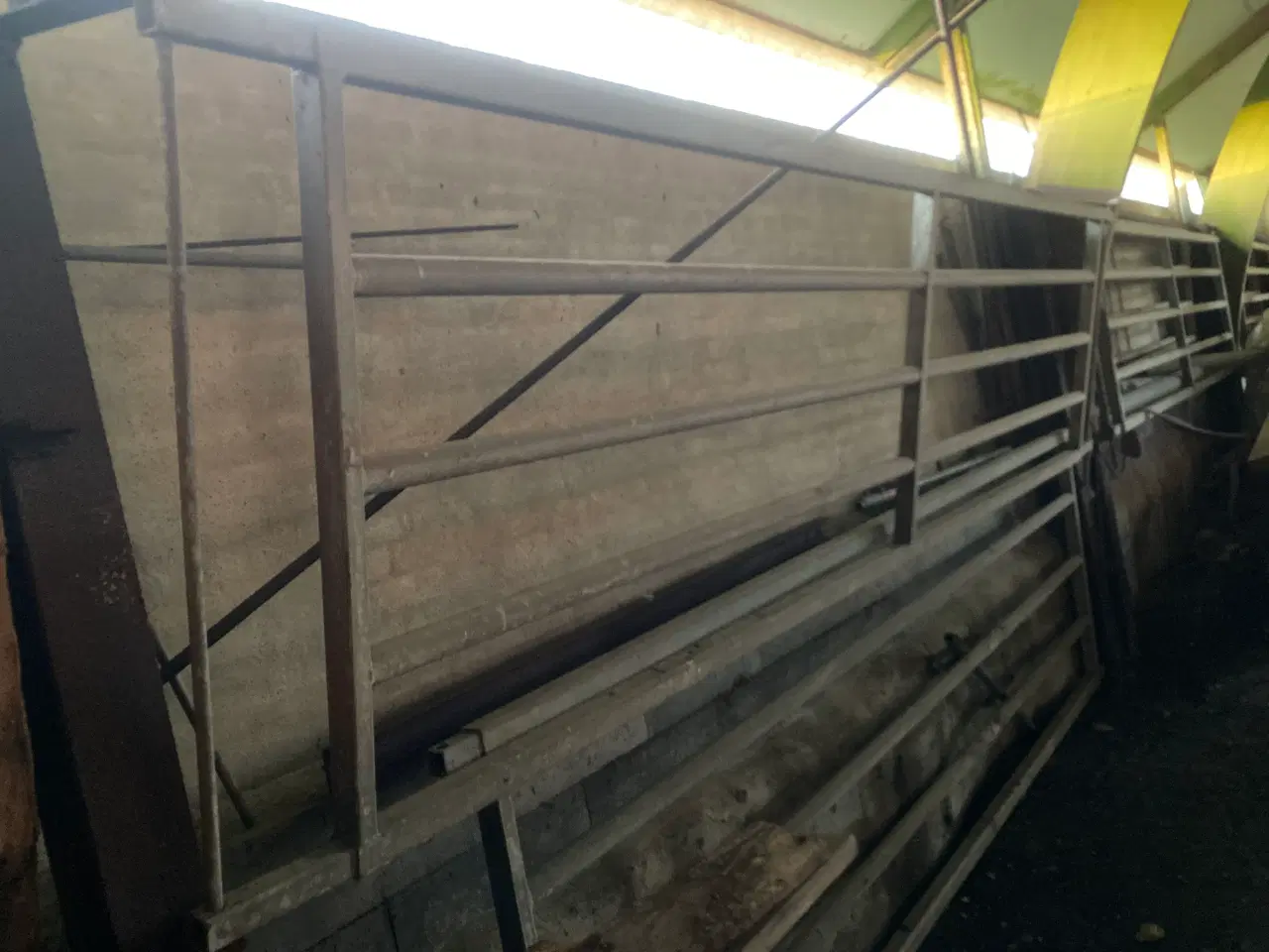 Billede 3 - Mellemgitre, låger, stolper m.m. fra løsdriftsstal