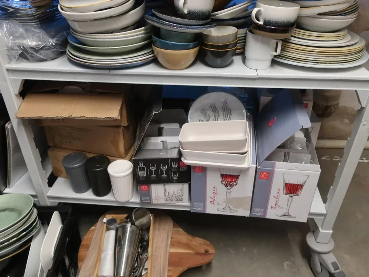 Billede 4 - Reol CAMBRO med indhold