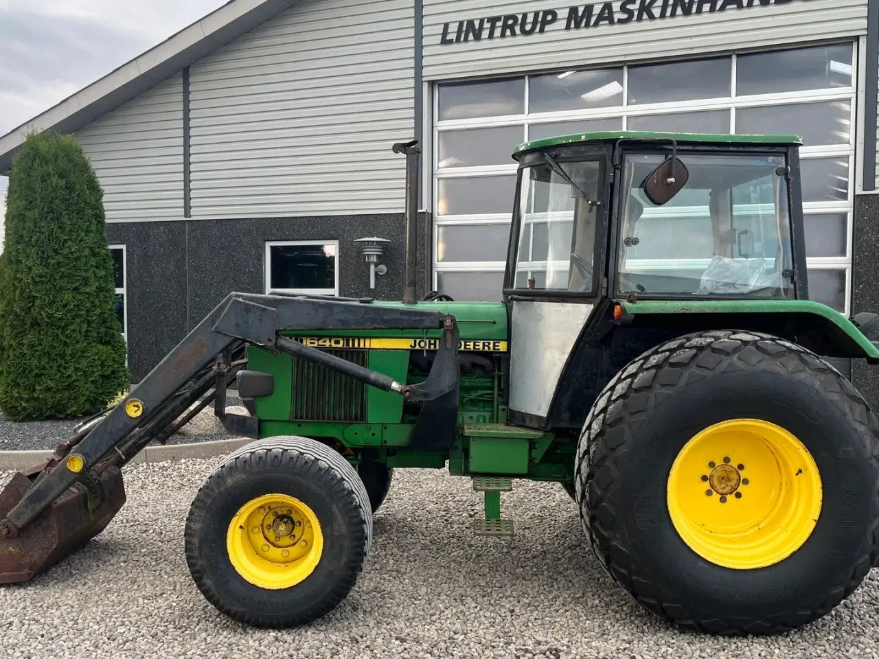 Billede 9 - John Deere 1640 Med græsdæk og frontlæsser