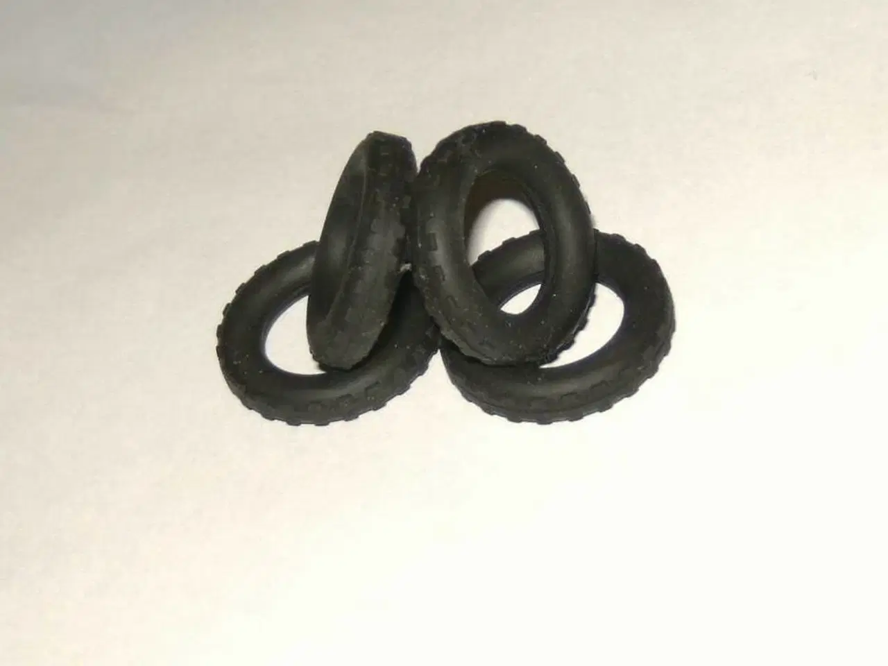 Billede 2 - Ny dæk til Tekno Blikbiler.