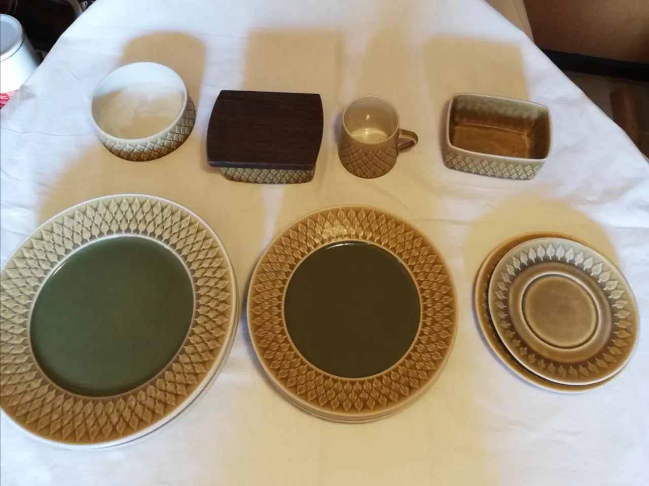 Billede 1 - Relief stentøj tallerkener,smørskål,kaffekop,sukke