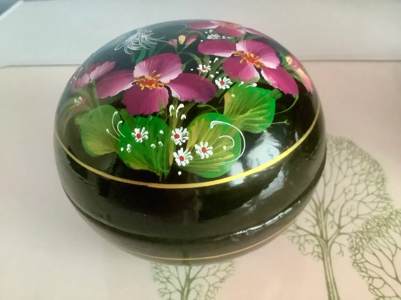 Billede 3 - Smukt lakskrin med håndmalet blomster.
