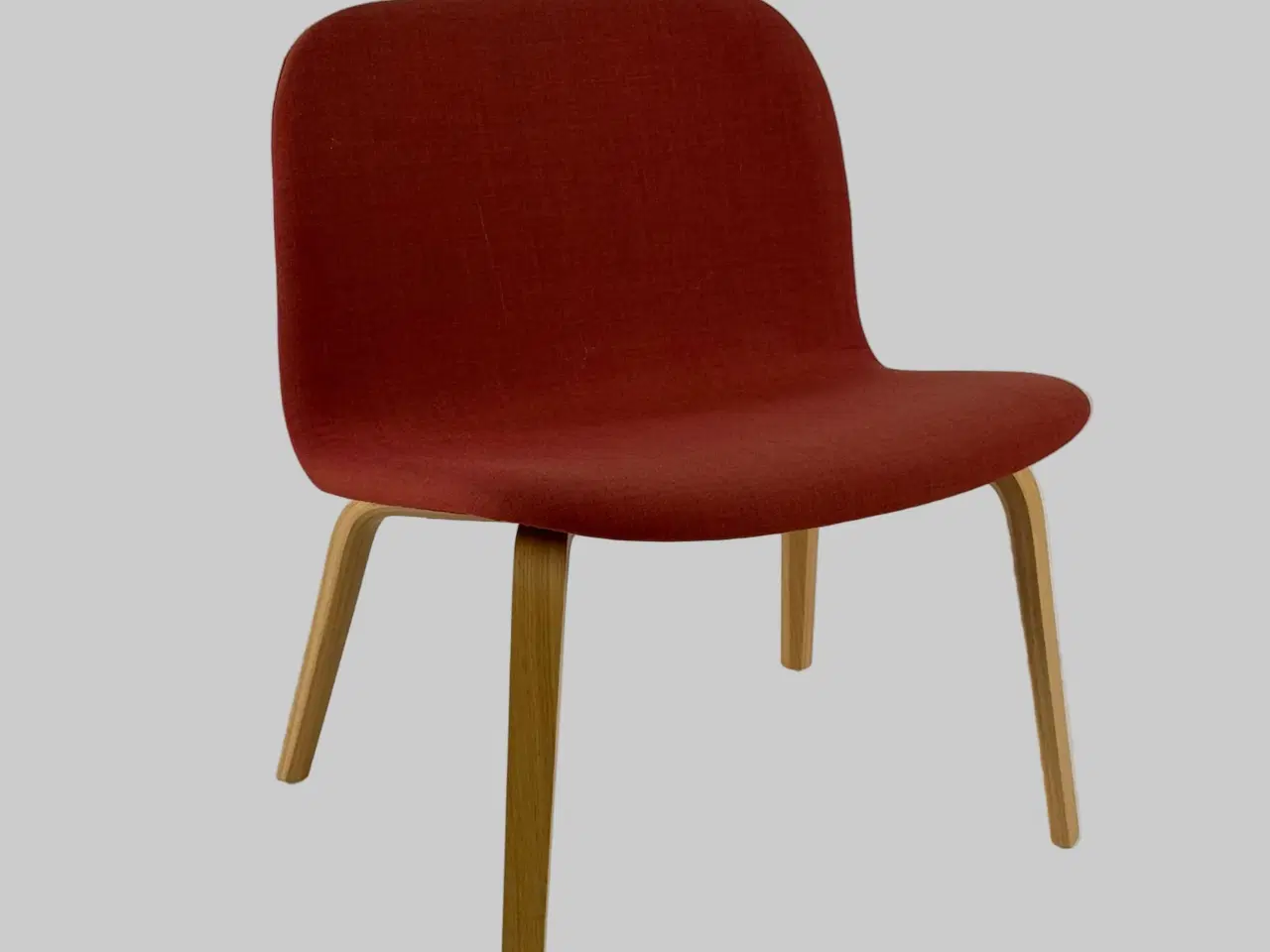 Billede 1 - Muuto Visu Loungestol – Rød/Eg Stel