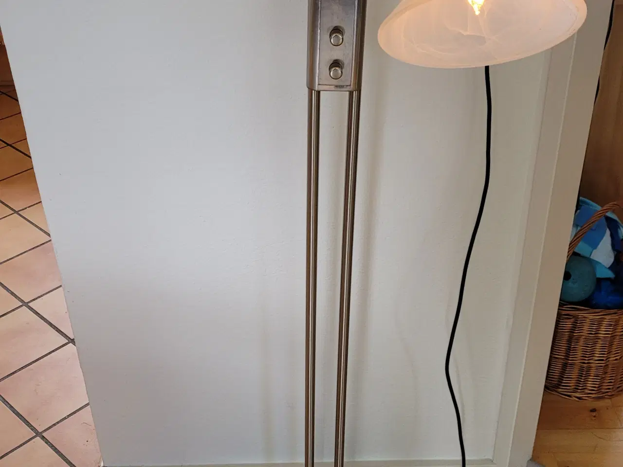 Billede 4 - Tidløs gulvlampe fra Nordlux