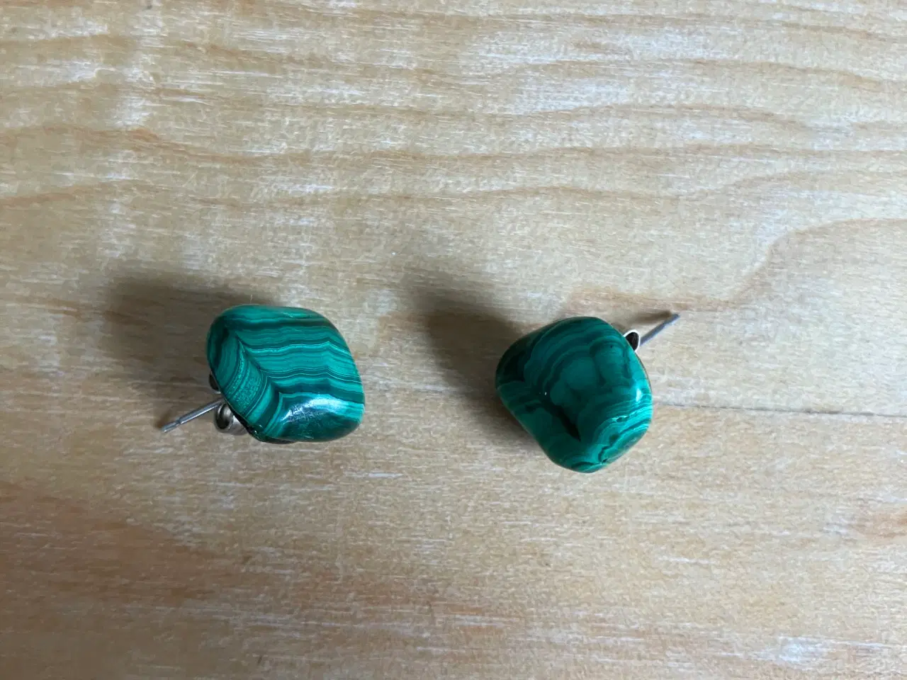 Billede 2 - 5 øreringe og to brocher i flere forskellige farve