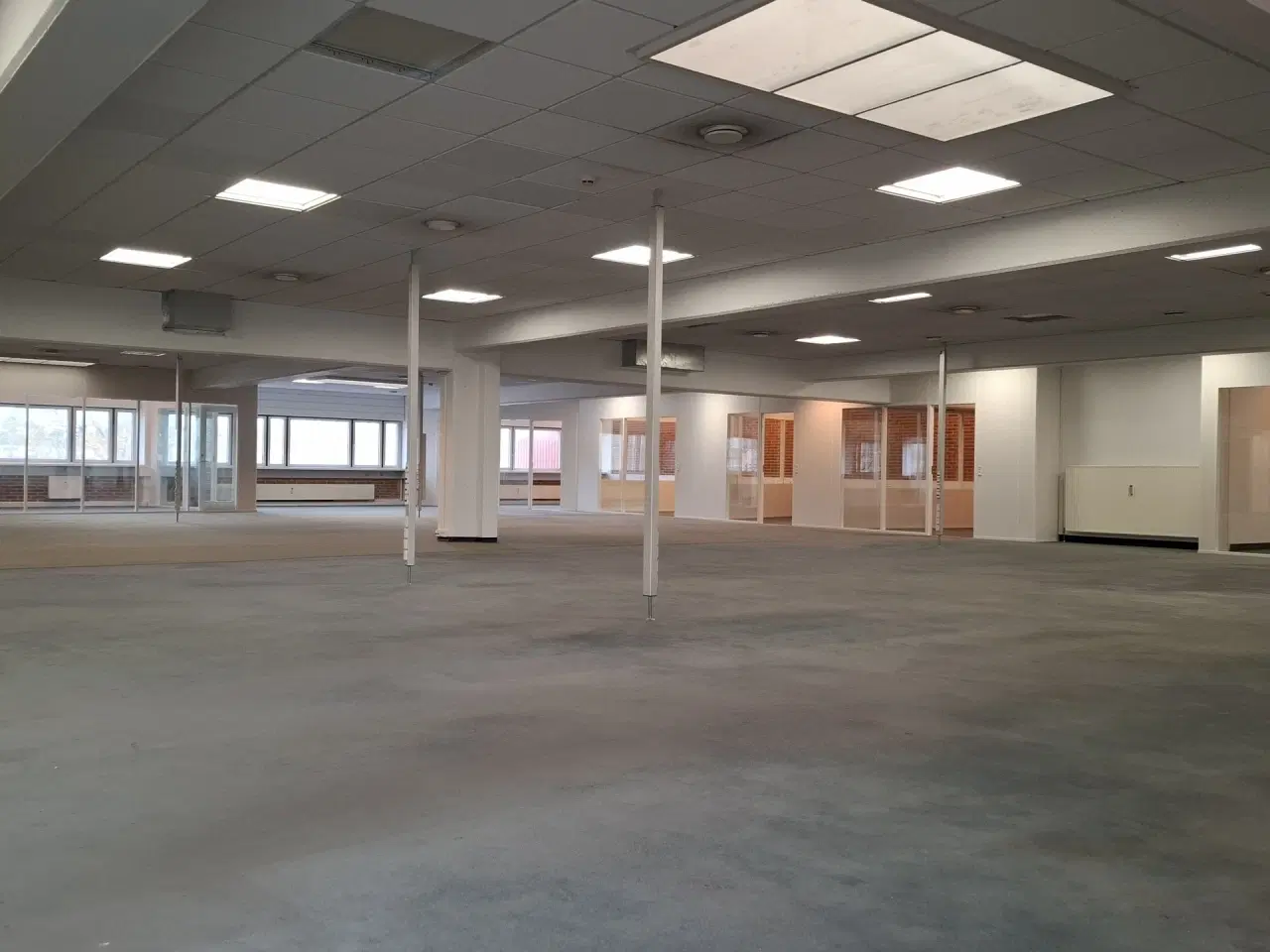 Billede 3 - Suveræn Beliggenhed – Showroom. Klinik, Butik, Gaming, Kontor mm. – Stort åbent areal i midten og mindre cellekontorer i glas.