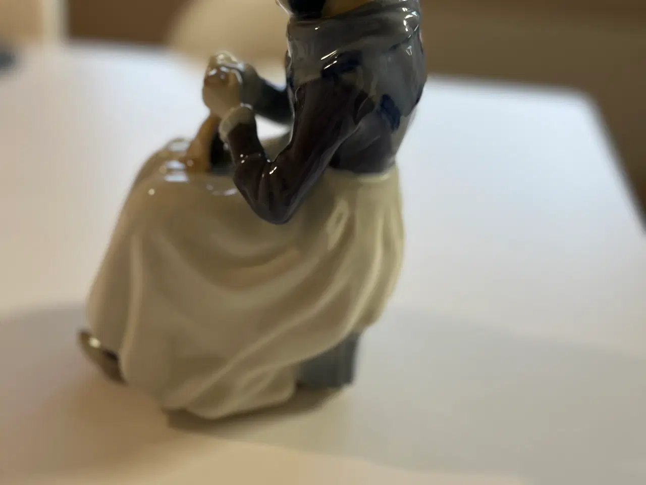 Billede 2 - Stor siddende Amagerpige