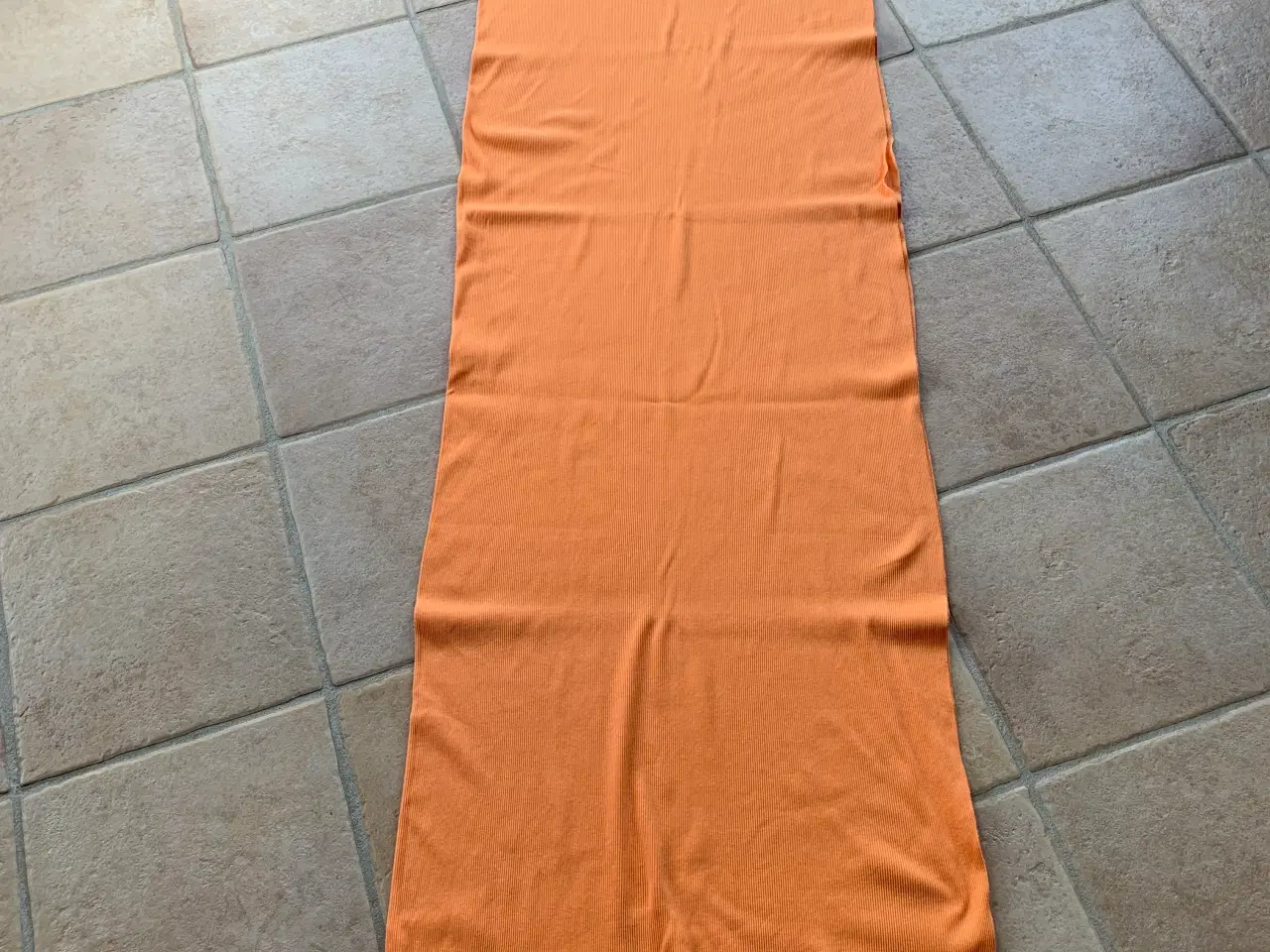Billede 2 - Stof i orange farve