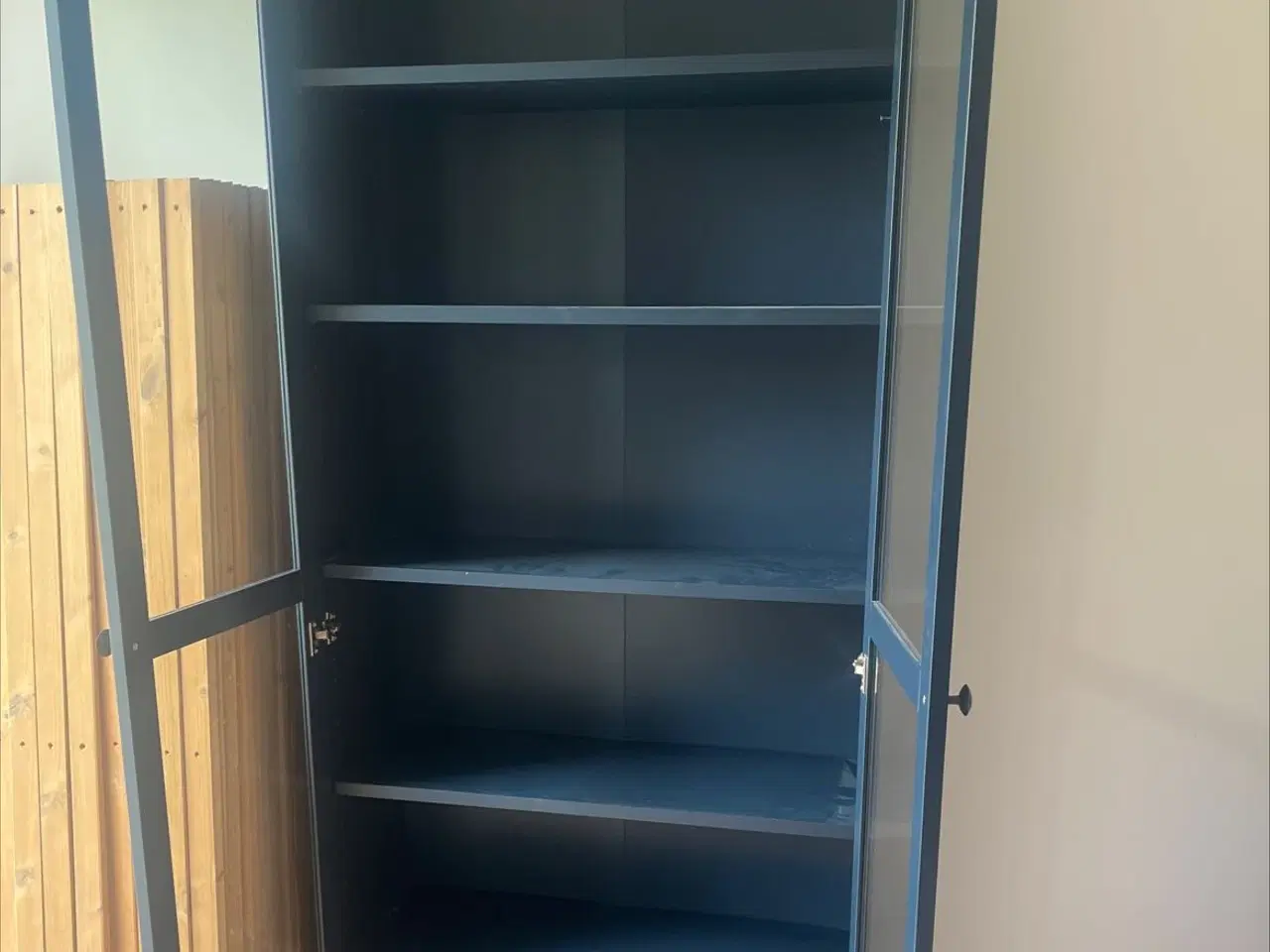 Billede 1 - Glasskab/garderobe skab sælges