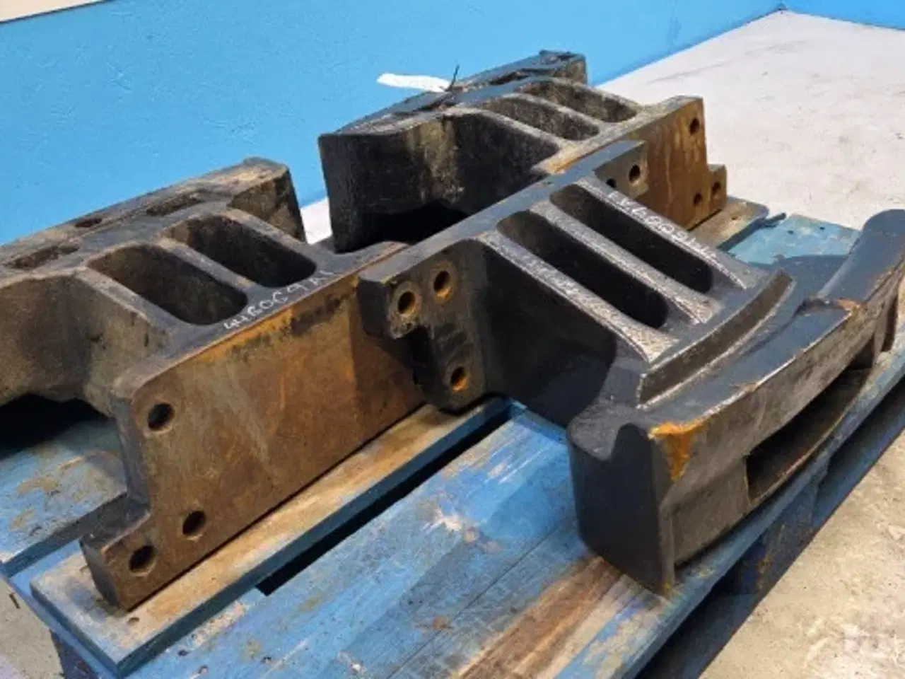 Billede 3 - New Holland T8010 Beslag 446069A1  3Stk