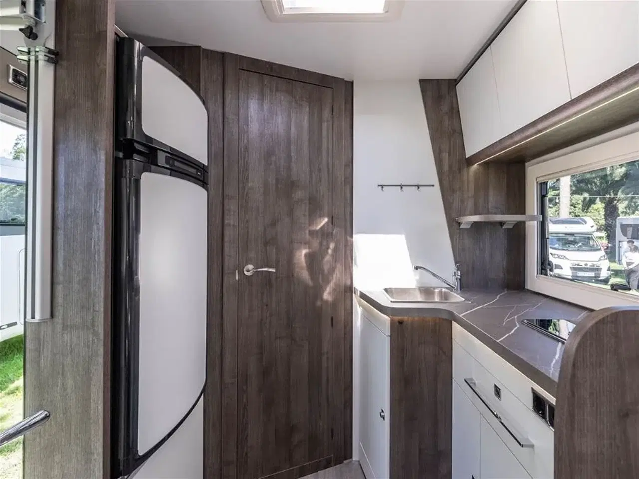 Billede 12 - 2025 - Benimar Tessoro 488   Rummelig camper med face-to-face siddegruppe