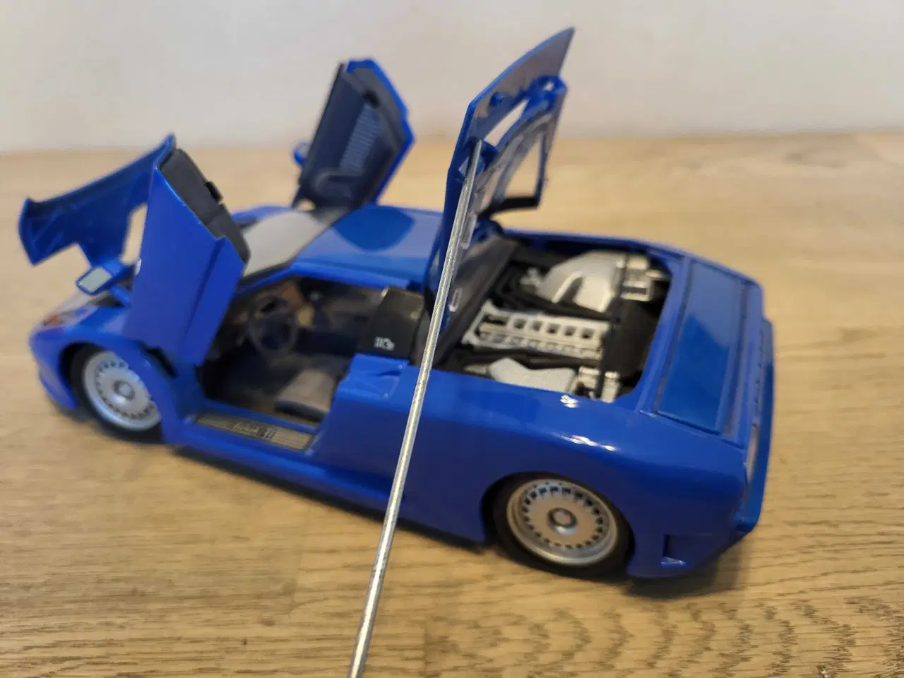 Billede 3 - Modelbil: BUGATTI EB 110 1992.  Skala 1/18.