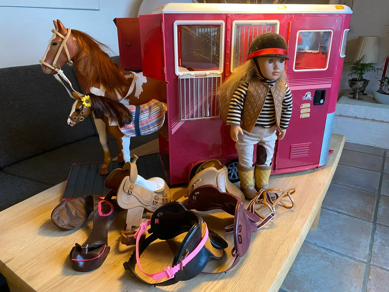 Billede 1 - Our generation hestetrailer, hest, dukke med tøj