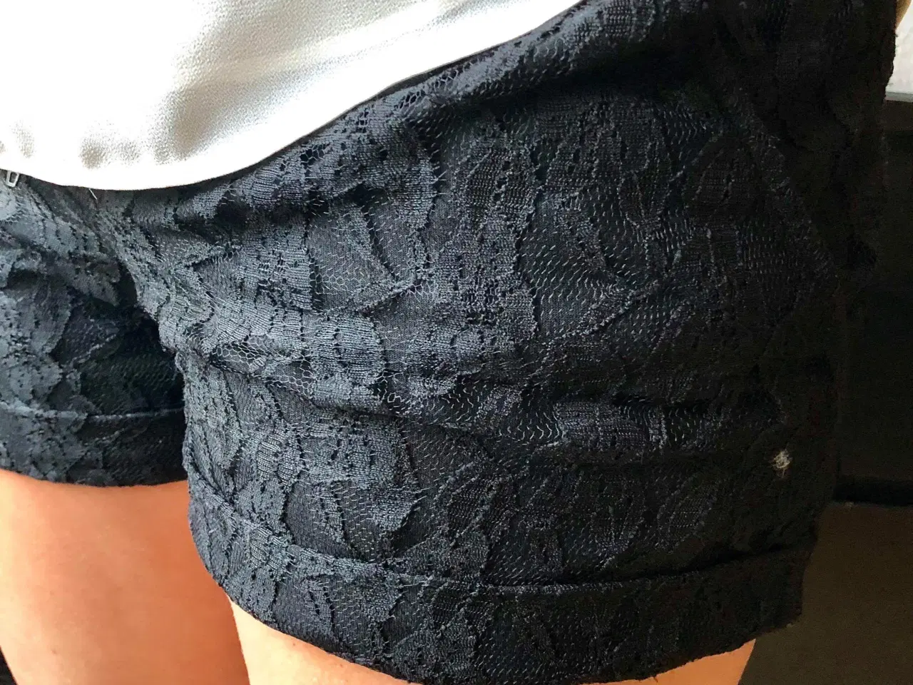 Billede 1 - Sorte hotpants i blondestof