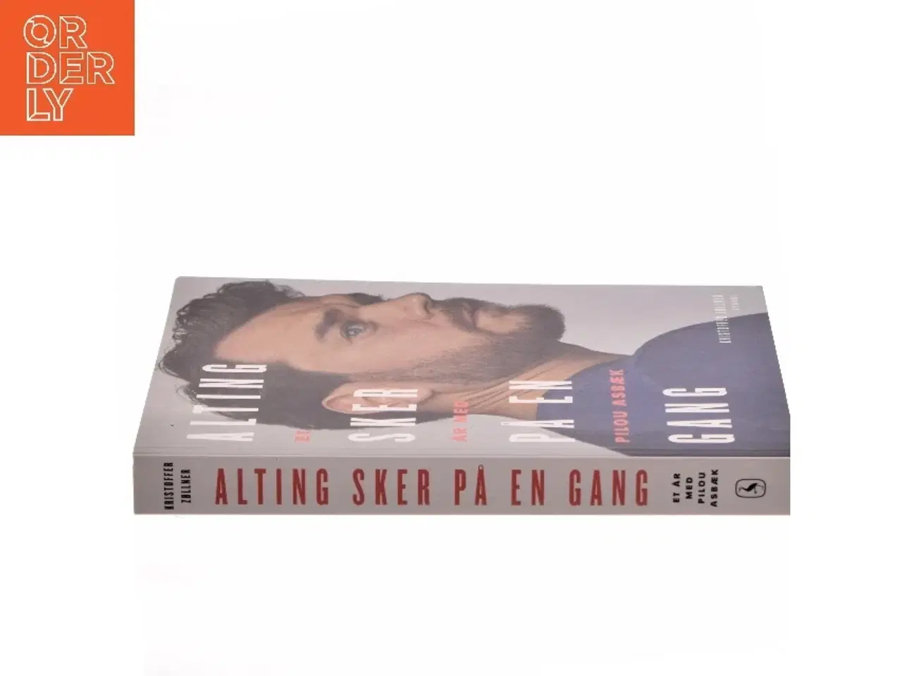 Billede 2 - Alting sker på en gang : et år med Pilou Asbæk af Kristoffer Zøllner (Bog)