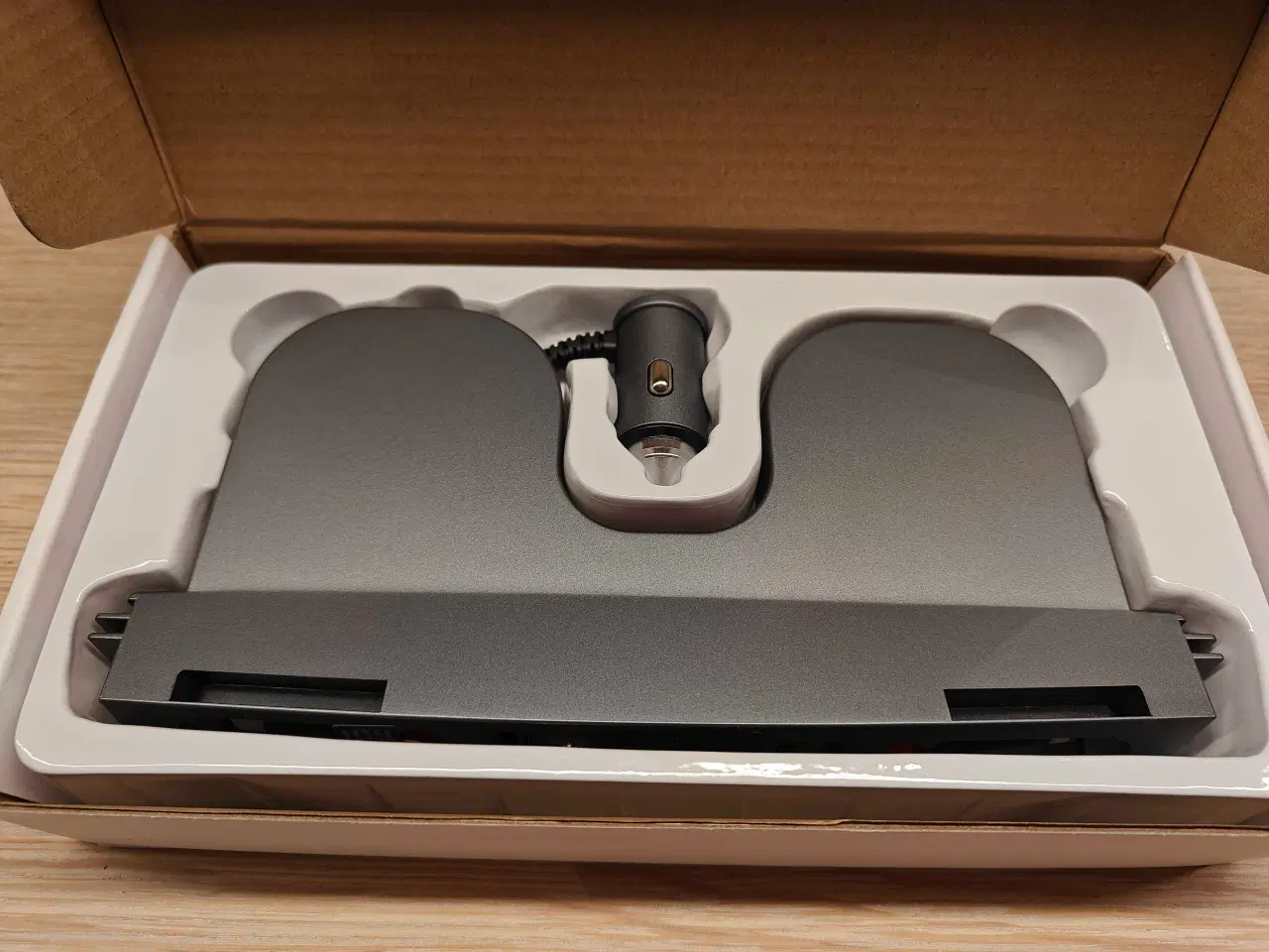 Billede 3 - Tesla 3 eller Y: 5 stik USB lader til konsol