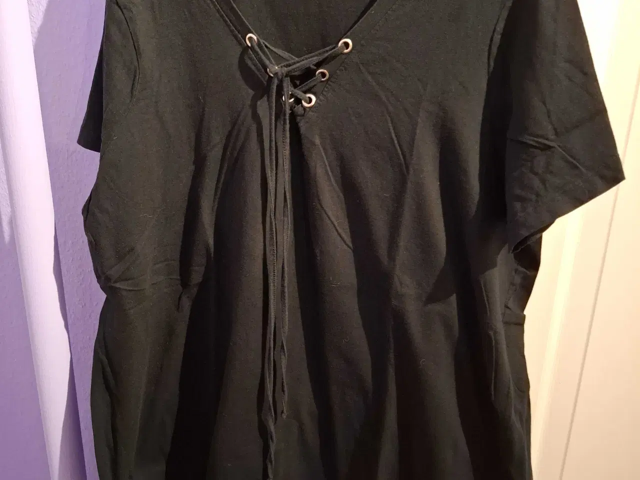 Billede 1 - Sort t-shirt Zizzi I M med snørre