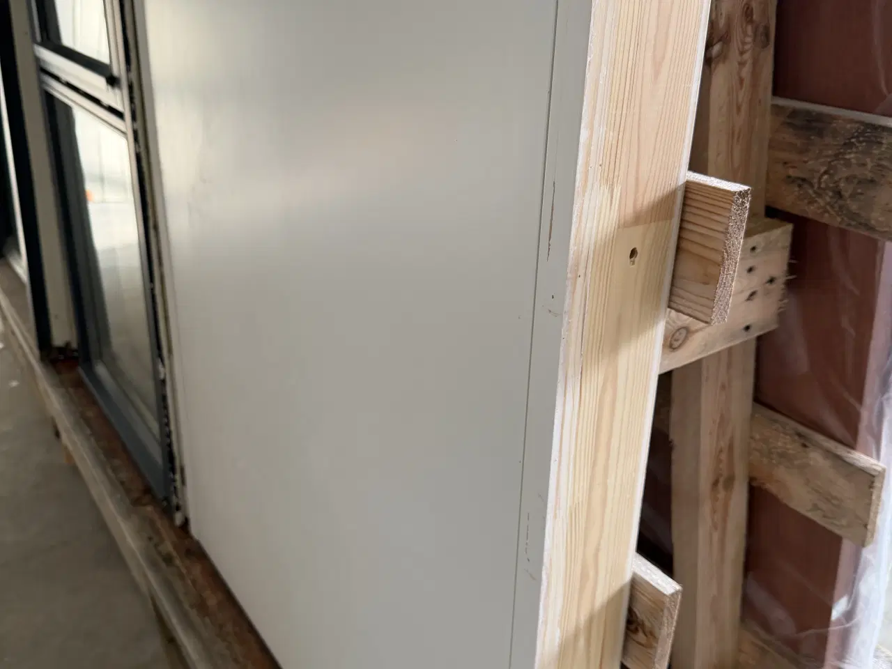 Billede 3 - Hvid dør m. Karm & greb 