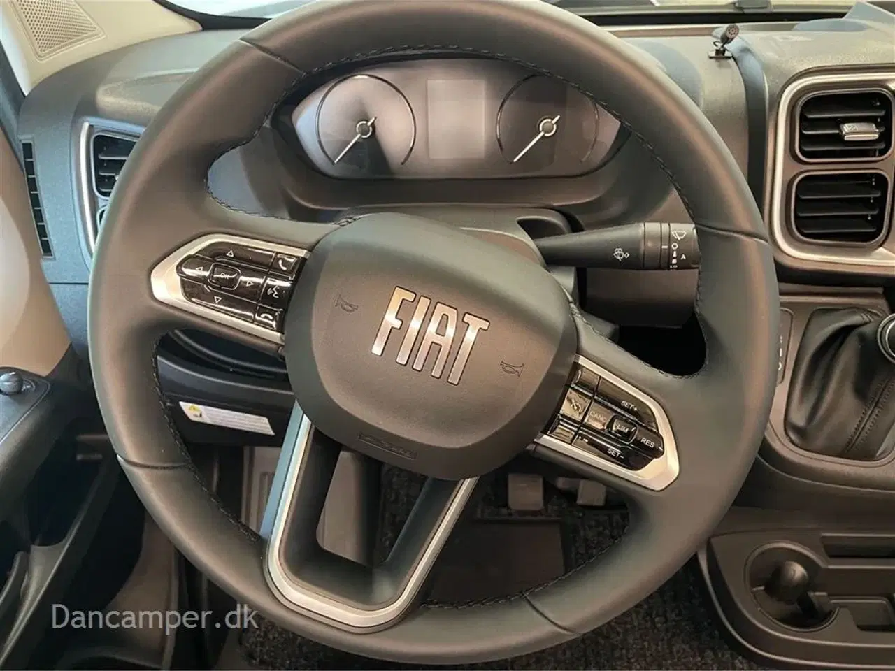 Billede 29 - 2025 - Chausson F&S Line    TILBUDSPRIS kr. 931.800,- SPAR kr. 21.600,- Van som familiecamper med 5 selepladser, pop-up og masser af sovepladser på kun 5,99 m længde.