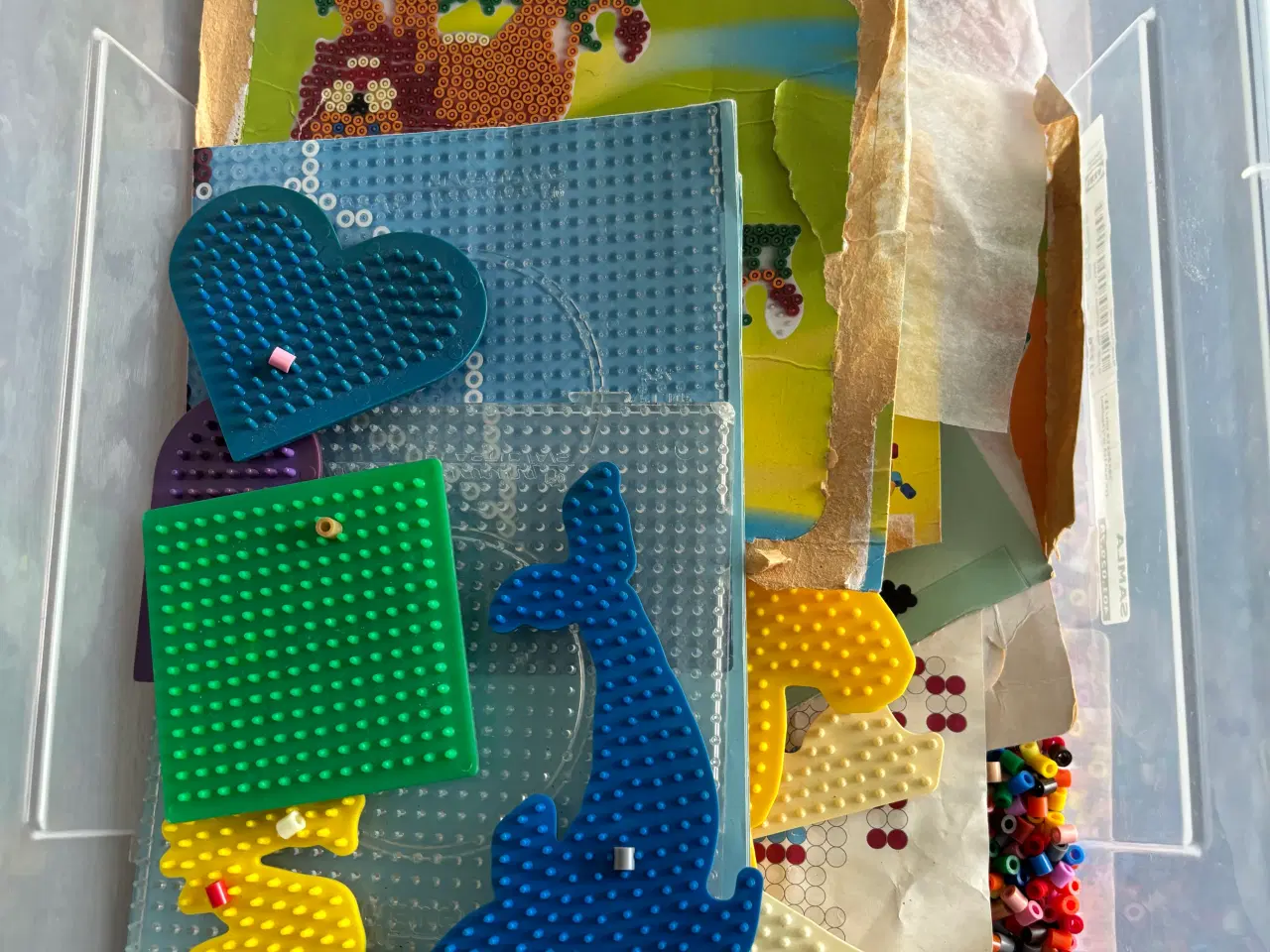 Billede 1 - Stor kasse perler og perleplader