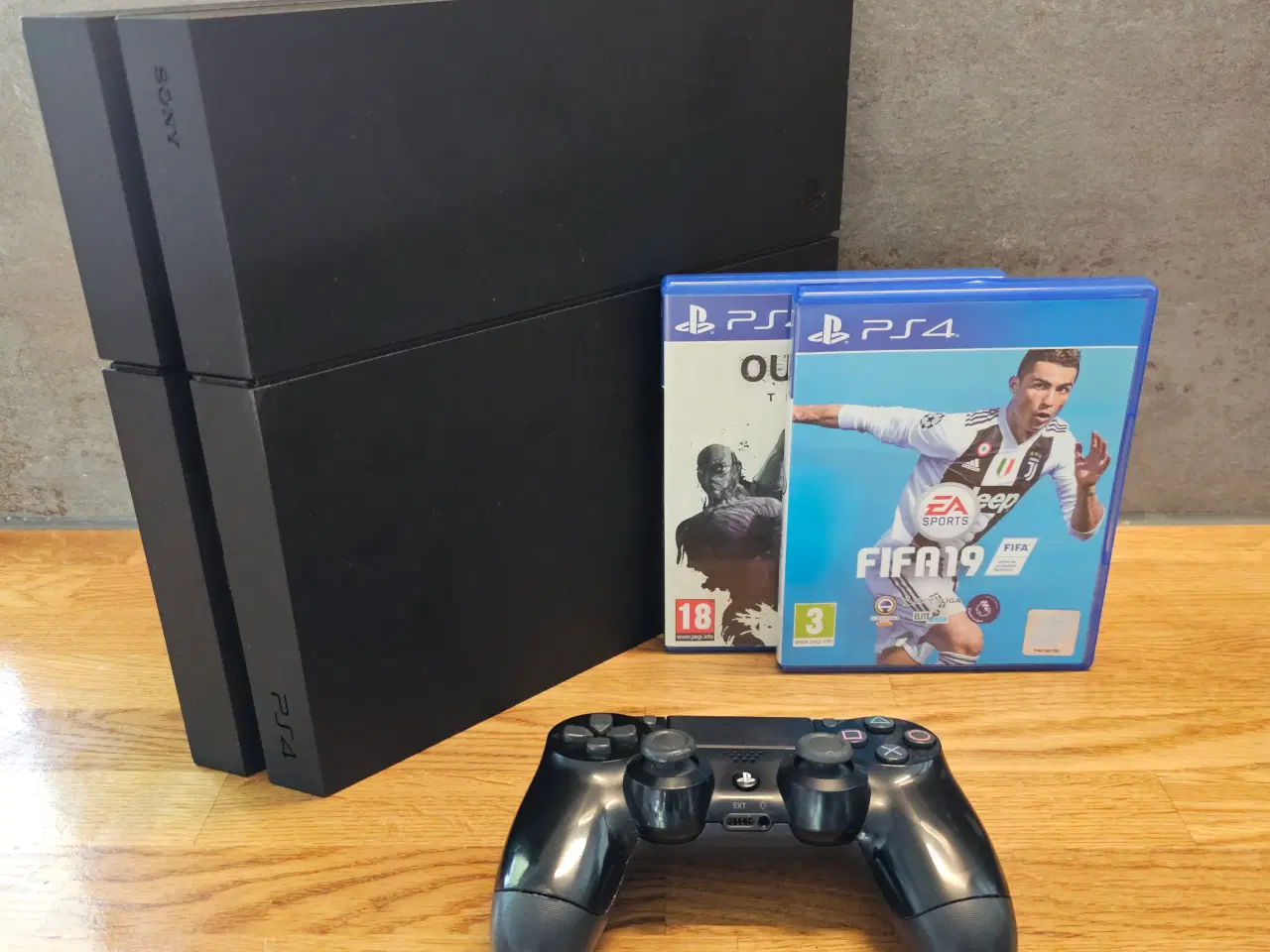 Billede 1 - PlayStation 4 500GB + Fifa 19 og Outlast Trinity