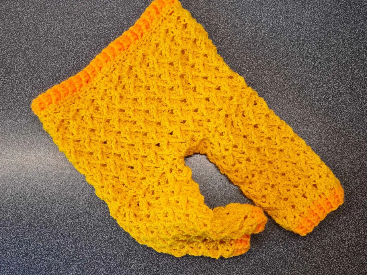 Billede 3 - gule hæklede baby bukser (3 - 6 måneder)