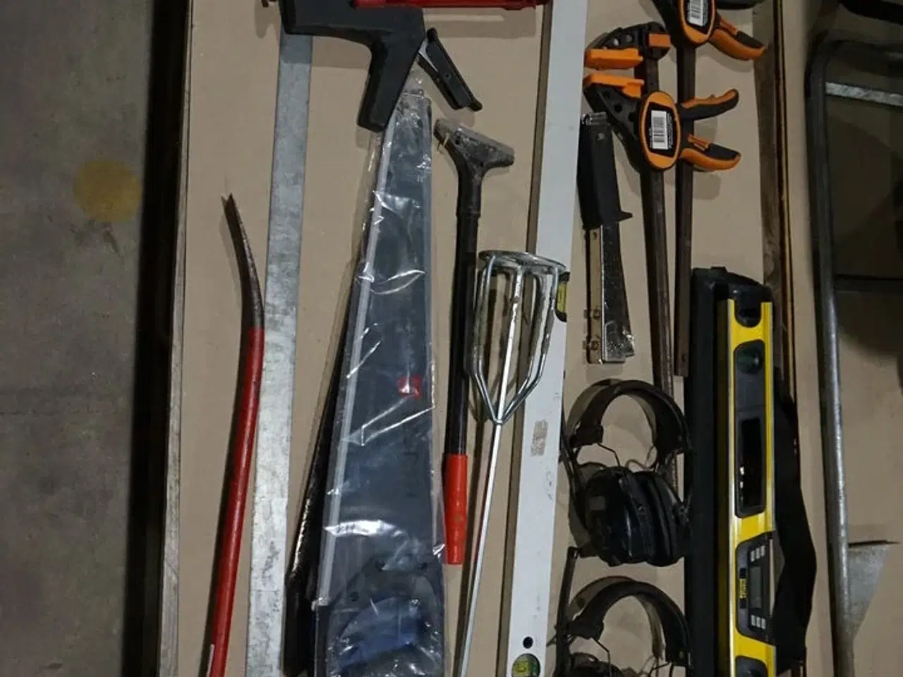 Billede 3 - Ass. Håndværktøj fra firmabil samt trillebør