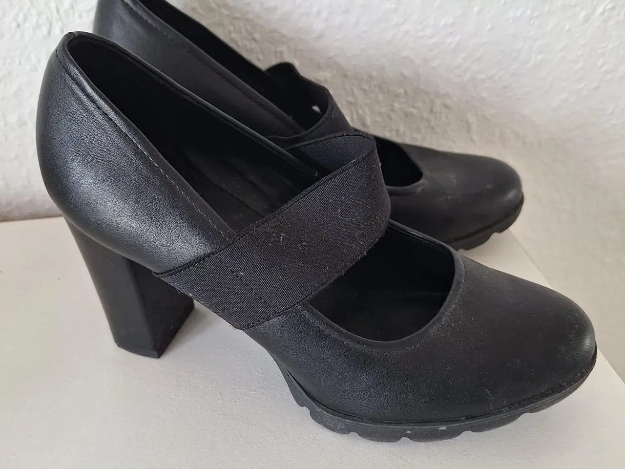 Billede 1 - Sorte damesko str 38 sælges