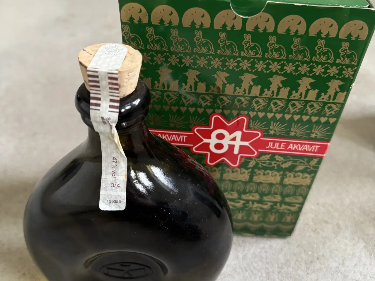 Billede 1 - Aalborg Jule Akvavit 1984 flaske med original æske
