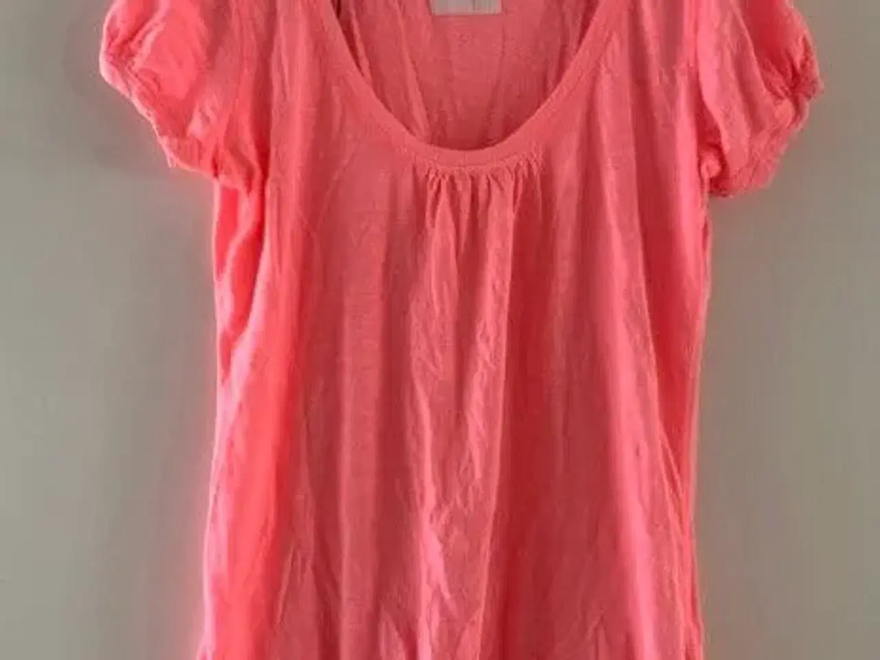 Billede 4 - Flot t-shirt bluse fra Logg by H&M