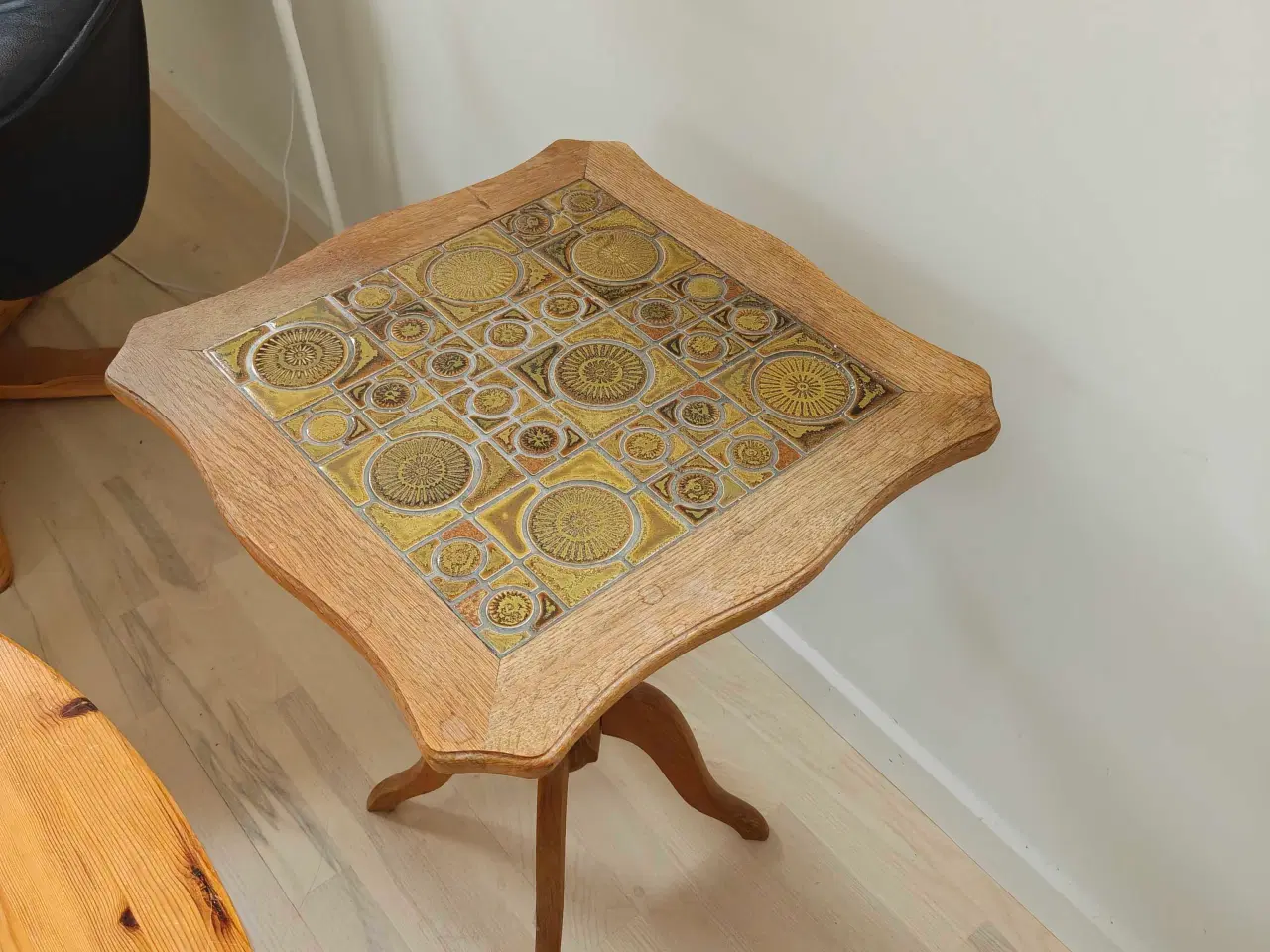 Billede 4 - Chartol, kommode, 3 mindre borde, m.m. i egetræ.