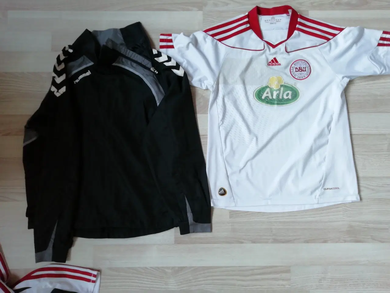 Billede 1 - windbreaker, t-shirts og shorts str. 152