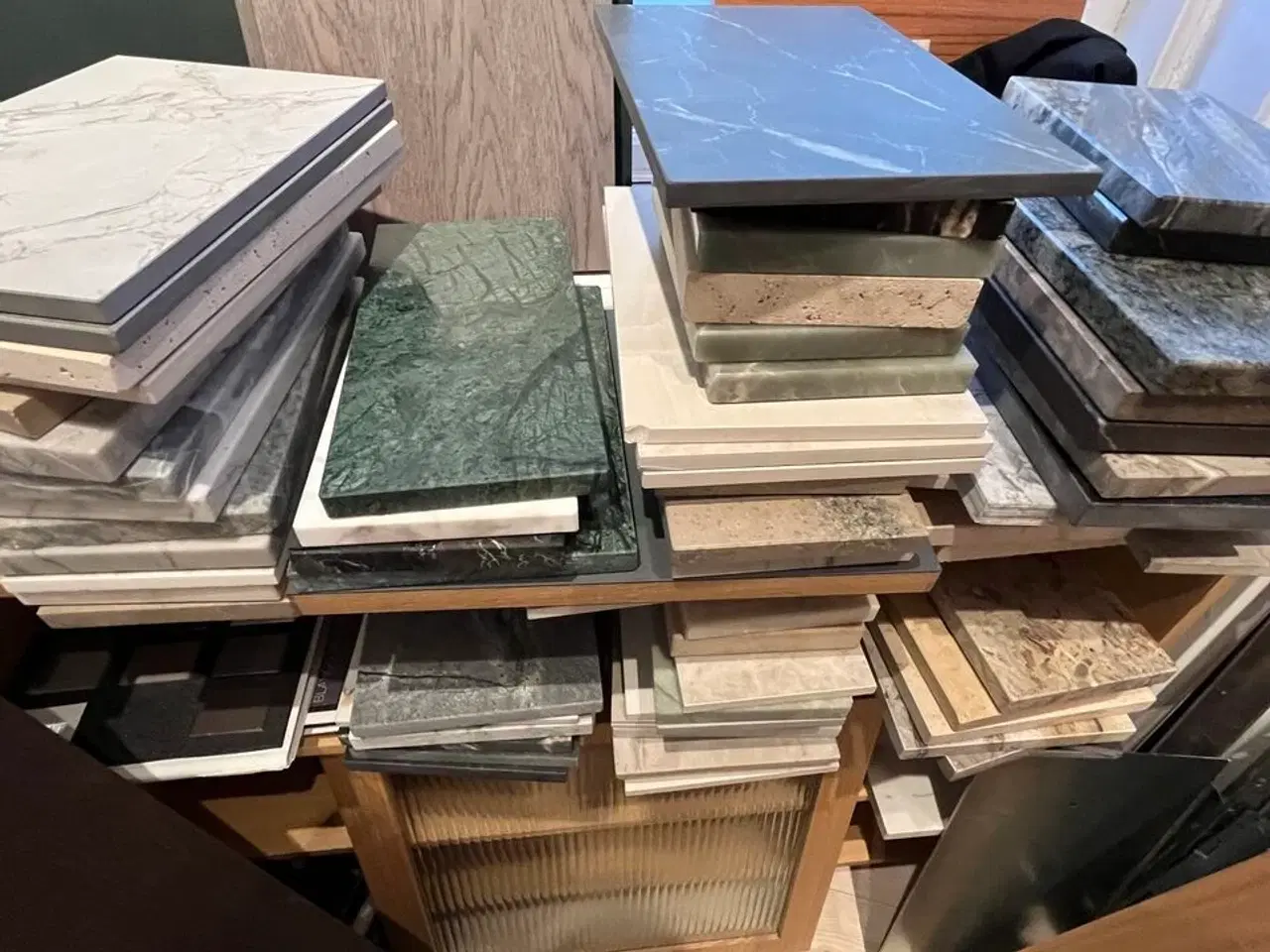 Billede 3 - Tøm rum: Bl.a. Stort parti Marmor vareprøver + Reoler