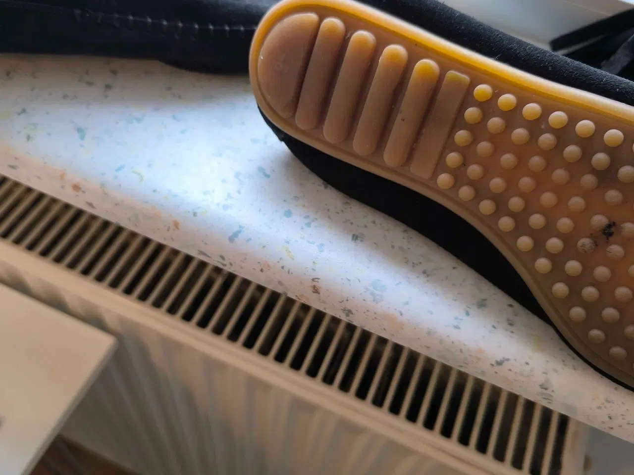 Billede 4 - Rundskin støvle i sort og beige farve 