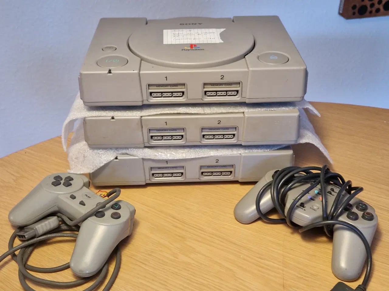 Billede 1 - 🎮 3 stk. Sony PlayStation 1 (PS1) + 2 controllere