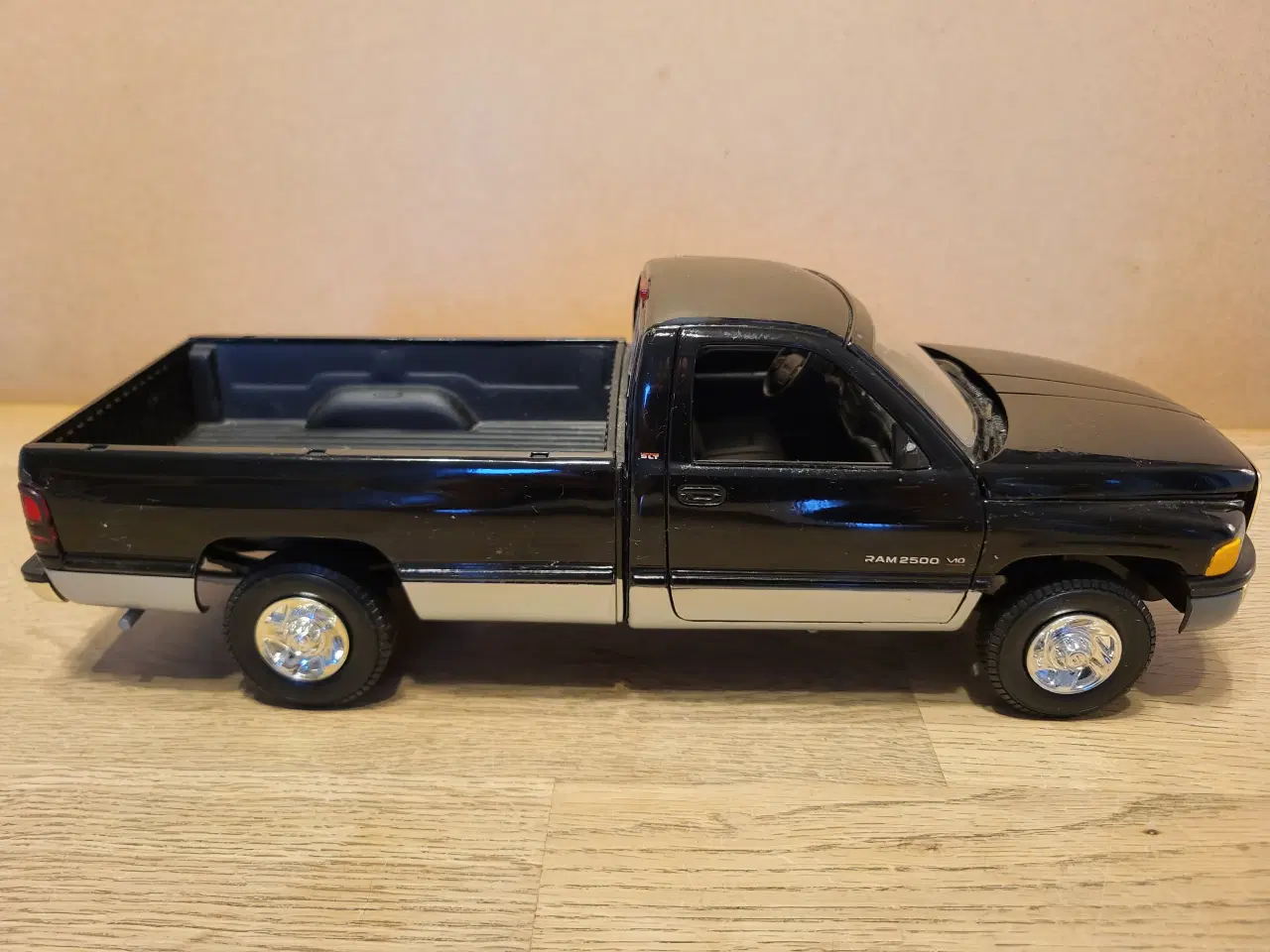 Billede 2 - Modelbil 1:18 American Muscle 1995 - 125 kr.